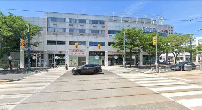 Large 972 S.F. Retail Space With Direct Access On Spadina Ave