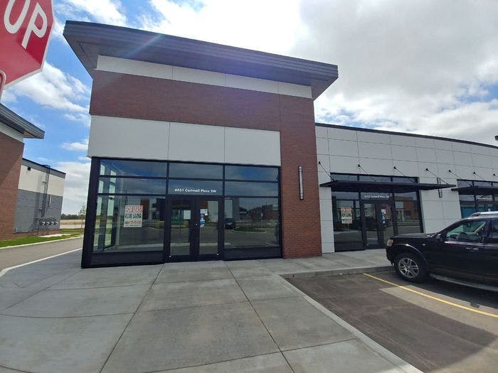 Recently built, premium, one story, commercial unit