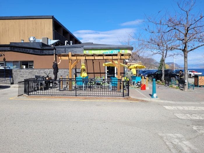 Busy Restaurant With Lakeview In Peachland
