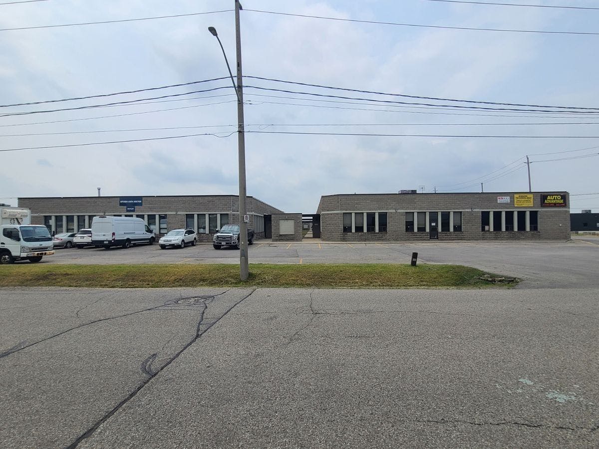 Clean, warehouse space available minutes from 401!